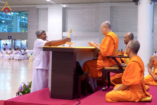 ภาพ No.232188:วันอาทิตย์ที่ 6 กรกฏาคม พ.ศ. 2568 พิธีมอบโล่เกียรติคุณ สวดธัมมจักกัปปวัตตนสูตร และรางวัลโครงการผู้นำแสงสว่างออนไลน์ ณ ห้องแก้วสารพัดนึก1 สภาธรรมกายสากล วัดพระธรรมกาย