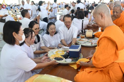 ภาพ No.162168:พิธีถวายภัตตาหารเมนูสวรรค์ เนื่องในวันออกพรรษา (ขึ้น 15 ค่ำ เดือน 11) วันพฤหัสบดีที่ 17 ตุลาคม พ.ศ. 2567 ณ หอฉันคุณยายอาจารย์ฯ วัดพระธรรมกาย