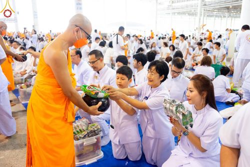 ภาพ No.124461:พิธีตักบาตรในวันมาฆบูชา ณ บ้านแก้วเรือนทองคุณยายฯ วัดพระธรรมกาย จ.ปทุมธานี วันเสาร์ที่ 24 กุมภาพันธ์ พ.ศ. 2567