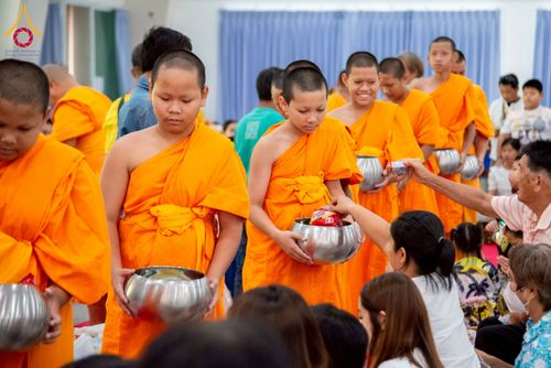 ภาพ No.218087:วันอาทิตย์ที่ 13 เมษายน พ.ศ. 2568 พิธีตักบาตรฉลองสามเณรใหม่ 75 รูป เนื่องในวันสงกรานต์ (โครงการบรรพชาสามเณรฟื้นฟูพระพุทธศาสนาทั่วไทย ประจำปีพุทธศักราช 2568) ณ ศูนย์ปฏิบัติธรรมระยอง(บ้านช่องลม) ตำบลบางบุตร อำเภอบ้านค่าย จังหวัดระยอง