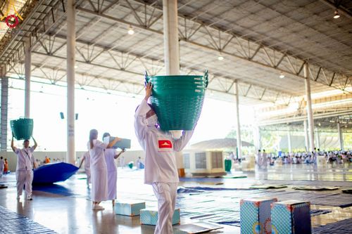 ภาพ No.92148:พิธีตักบาตร ในวันทอดกฐินสามัคคี ประจำปีพุทธศักราช 2566 วันอาทิตย์ต้นเดือนที่ 5 พฤศจิกายน พ.ศ. 2566 ณ สภาธรรมกายสากล วัดพระธรรมกาย จ.ปทุมธานี