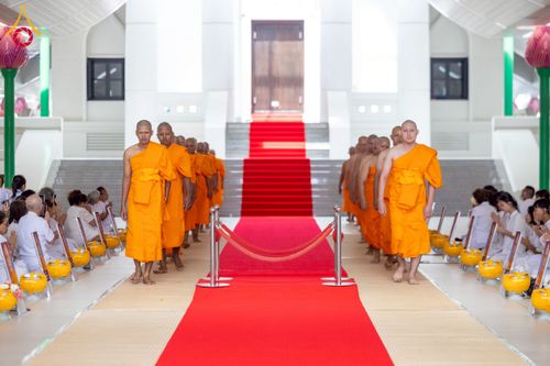 ภาพ No.244821:วันเสาร์ที่ 6 กันยายน พ.ศ. 2568 พิธีถวายบาตร บรรพชา อุปสมบทของนาคธรรมทายาท โครงการอุปสมบทหมู่บูชาธรรมครบรอบ 108 ปี  วันครูผู้ค้นพบวิชชาธรรมกาย ณ โบสถ์พระไตรปิฎก วัดพระธรรมกาย