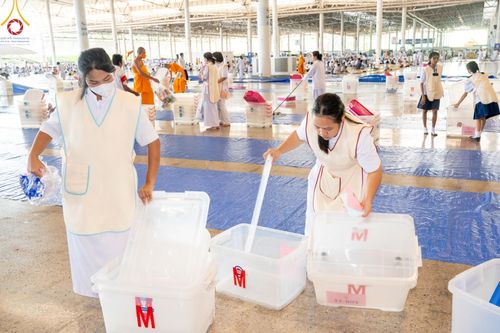 ภาพ No.143430:พิธีตักบาตร ข้าวสารอาหารแห้ง ณ บ้านแก้วเรือนทองคุณยายฯ และ พิธีบูชาข้าวพระ  ณ สภาธรรมกายสากล วัดพระธรรมกาย วันอาทิตย์ที่ 7 กรกฎาคม พ.ศ. 2567