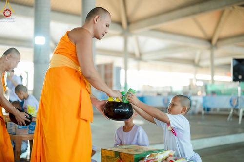 ภาพ No.214628:วันศุกร์ที่ 4 เมษายน พ.ศ.2568 นาคธรรมทายาทตักบาตรพระพี่เลี้ยง ในโครงการบรรพชาสามเณร ฟื้นฟูพระพุทธศาสนาทั่วไทย ณ วิหารคด 22 วัดพระธรรมกาย