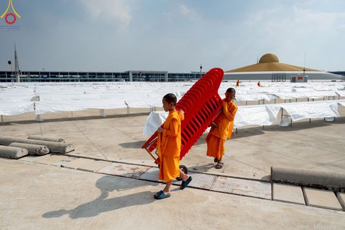 ภาพ No.220811:วันที่ 24-25 เมษายน พ.ศ. 2568 การเก็บงาน ผ้ารับประเคน ผ้าระบาย โต๊ะ เก้าอี้  ภายหลังงานวันคุ้มครองโลก ณ วัดพระธรรมกาย