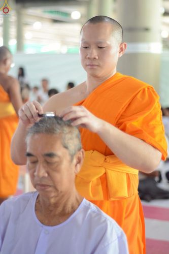 ภาพ No.248636:วันที่ 28 กันยายน พ.ศ. 2568 พิธีตัดปอยผม และปลงผม โครงการอุปสมบทบูชาธรรม 141 ปี พระมงคลเทพมุนี ณ วิหารคด วัดพระธรรมกาย