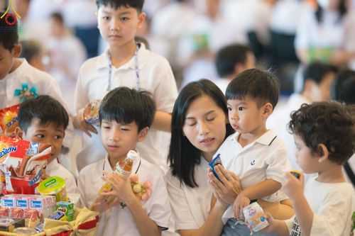 ภาพ No.151035:พิธีตักบาตร ในวันอาทิตย์ต้นเดือน วันที่ 1 กันยายน พ.ศ. 2567 ณ สภาธรรมกายสากล วัดพระธรรมกาย