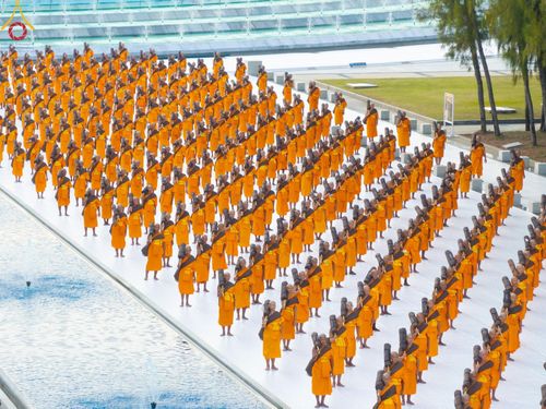 ภาพ No.186961:พระธรรมยาตราปฏิบัติธรรม และถ่ายภาพหมู่ประวัติศาสตร์ ปีที่ 13 ณ ลานทิศตะวันออก มหาวิหารพระมงคลเทพมุนี วัดพระธรรมกาย จ.ปทุมธานี วันเสาร์ที่ 28 ธันวาคม พ.ศ. 2567