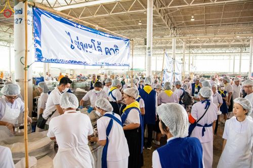 ภาพ No.58855:V.40 ภัตตาหารพระหมื่นวัด เราจัดให้ การปฏิบัติงานของเจ้าหน้าที่และอาสาสมัคร เพื่อรับบุญในการถวายภัตตาหาร แด่คณะสงฆ์ 10,000 กว่าวัดทั่วประเทศ ที่มาร่วมงานวันคุ้มครองโลก จันทร์ที่ 22 เมษายน พ.ศ. 2567 ณ วัดพระธรรมกาย