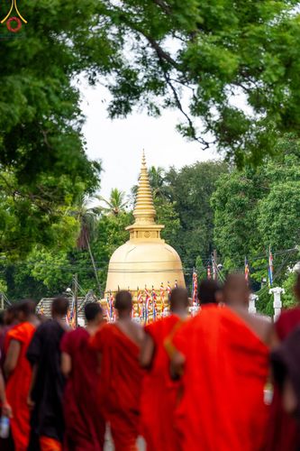 ภาพ No.139450:พิธีตักบาตรรอบเมืองดัมบุลล่า เทศกาลวิสาขบูชาแห่งชาติ ศรีลังกา เมื่อวันที่ 16 พฤษภาคมที่ผ่านมา คณะสงฆ์จากวัดพระธรรมกาย และคณะพระภิกษุสามเณรศรีลังกา ในโครงการสยาม-ลังกา ธรรมยาตรา ฉลองเทศกาลวิสาขบูชาแห่งชาติ ศรีลังกา บูชาธรรม 80 ปีหลวงพ่อธัมมชโย