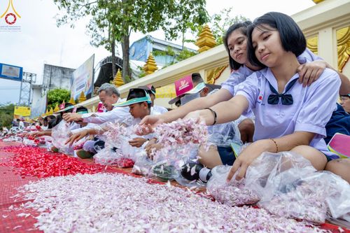 ภาพ No.128233:พิธีอัญเชิญพระบรมสารีริกธาตุ " ใจกลางเมืองนครหาดใหญ่ " เพื่อประดิษฐาน ณ มหารัตนเจดีย์สิริปทุมสวรรค์ (เจดีย์อริยพุทธะ 5 พระองค์) ศูนย์ปฏิบัติธรรมภาคใต้ อ.บางกล่ำ จ.สงขลา  วันที่ 9 มีนาคม พ.ศ.2567 (ชุดที่ 1)