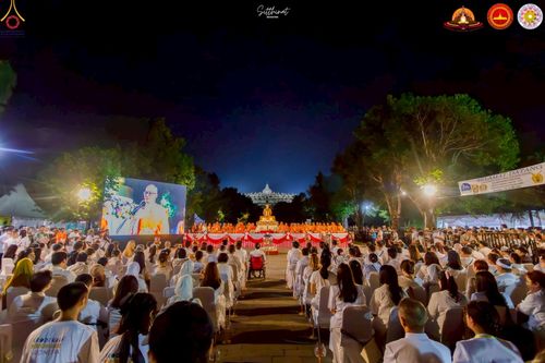ภาพ No.224514:วันจันทร์ที่ 12 พฤษภาคม พ.ศ. 2568  ชาวพุทธในอินโดนีเซีย ร่วมฉลองวิสาขบูชาจุดประทีปกว่า 200,000 ดวง ณ พระมหาเจดีย์บรมพุทโธ  เจริญพุทธมนต์ถวาย “พระวชิรเกล้าเจ้าอยู่หัว”