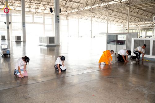 ภาพ No.217660:วันที่ 2-14 เมษายน พ.ศ. 2568 เจ้าหน้าที่เตรียมงานวันคุ้มครองโลก ชุดที่ 1 วัดพระธรรมกาย จ.ปทุมธานี