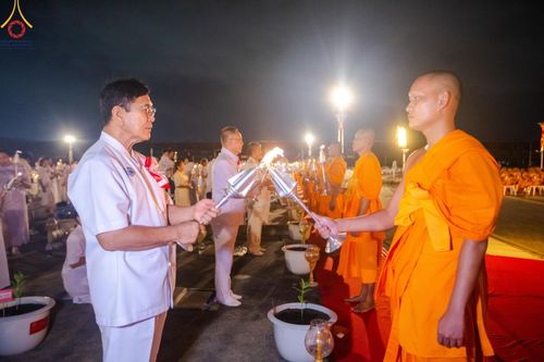 ภาพ No.160618:พิธีจุดประทีป 20,000 ดวง บูชาพระมหาธรรมกายเจดีย์ และบูชาพระมงคลเทพมุนี (สด จนฺทสโร) พระผู้ปราบมาร ณ ลานธรรม พระมหาธรรมกายเจดีย์ วัดพระธรรมกาย จ.ปทุมธานี วันที่ 10 ตุลาคม พ.ศ. 2567