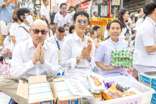 ภาพ No.237095:วันอาทิตย์ที่ 10 สิงหาคม พ.ศ. 2568 มหาสังฆทานครั้งยิ่งใหญ่ ตักบาตรพระ 10,000 รูป ถ.นิพัทธ์อุทิศ 3 ใจกลางนครหาดใหญ่ จ.สงขลา (ชุดที่ 2)