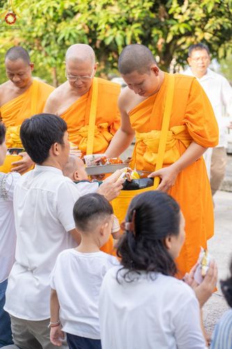 ภาพ No.136081:พระธรรมทายาท โครงการบวชพระนานาชาติ AEC & WAB ผู้บริหารรุ่นที่ 2 บิณฑบาต ณ หอฉันคุณยายอาจารย์ฯ เมืองแก้วมณี หมู่บ้านแก้วพุทธรักษา วันที่ 28 เมษายน พ.ศ. 2567