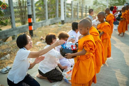 ภาพ No.62287:Photo Story  มหัศจรรย์วัดดงดินแดง Episode 4 กิจกรรมตักบาตรฉลองพระ-เณรกว่า 500 รูป