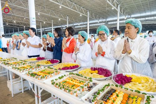 ภาพ No.203232:พิธีถวายภัตตาหารเป็นสังฆทาน แด่พระธรรมยาตรา ณ วัดพระธรรมกาย ตำบลคลองสาม อำเภอคลองหลวง จังหวัดปทุมธานี ในโครงการธรรมยาตรา กตัญญูบูชา มหาปูชนียาจารย์ พระมงคลเทพมุนี(สด จนฺทสโร) พระผู้ปราบมาร อนุสรณ์สถาน 7 แห่ง ปีที่ 13 วันที่ 29 มกราคม พ.ศ. 2568