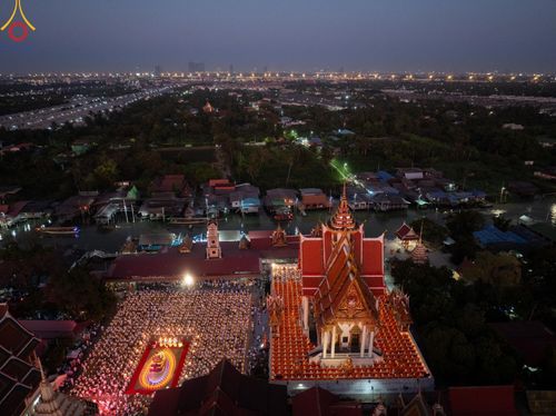 ภาพ No.197183:พิธีจุดประทีปถวายเป็นพุทธบูชา และบูชาธรรมมหาปูชนียาจารย์ ณ วัดโบสถ์(บน) ตำบลบางคูเวียง อำเภอบางกรวย จังหวัดนนทบุรี ในโครงการธรรมยาตรา กตัญญูบูชา มหาปูชนียาจารย์ พระมงคลเทพมุนี(สด จนฺทสโร) พระผู้ปราบมาร อนุสรณ์สถาน 7 แห่ง ปีที่ 13 วันที่ 18 มกราคม พ.ศ. 25