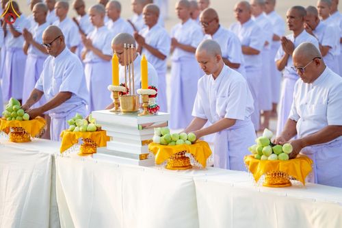 ภาพ No.216987:วันเสาร์ที่ 12 เมษายน พ.ศ. 2568 พิธีเวียนประทักษิณรอบพระมหาธรรมกายเจดีย์  พิธีวันทาเจดีย์ พิธีขอขมาและมอบผ้าไตร ในโครงการอุปสมบทหมู่ บูชาธรรมหลวงพ่อธัมมชโย, โครงการธรรมทายาท ระดับอุดมศึกษา รุ่นที่ 52 ,  โครงการบวชพระนานาชาติ AEC & WAB CEO รุ่นที่ 4 , ณ ว