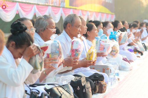 ภาพ No.110280:พิธีตักบาตรพระธรรมยาตราฯ ในโครงการธรรมยาตรากตัญญูบูชา มหาปูชนียาจารย์ พระมงคลเทพมุนี(สด จนฺทสโร) พระผู้ปราบมาร ปีที่ 12 ณ อนุสรณ์สถานลำดับที่ 2 สถานที่ตั้งมโนปณิธานบวชตลอดชีวิต อนุสรณ์สถานบางนางแท่น จ.นครปฐม วันที่ 11 มกราคม พ.ศ. 2567