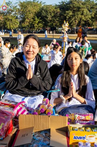 ภาพ No.103877:พิธีตักบาตรพระ 1,000 รูป ครั้งที่ 7 ถวายเป็นพุทธบูชา เพื่อช่วยเหลือคณะสงฆ์ 323 วัด 4 จังหวัดชายแดนภาคใต้ และถวายแด่คณะสงฆ์จังหวัดพิษณุโลก ณ ลานธรรมธุดงคสถานพิษณุโลก อ.วังทอง จ.พิษณุโลก วันที่ 24 ธันวาคม พ.ศ. 2566