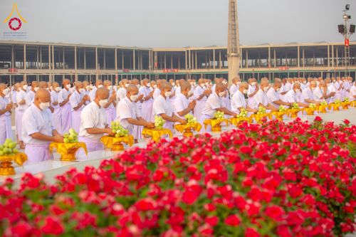 ภาพ No.63177:โครงการอุปสมบทหมู่ บูชาธรรมหลวงพ่อธัมมชโย พ.ศ.2567 ณ ลานธรรม พระมหาธรรมกายเจดีย์ วัดพระธรรมกาย วันที่ 13 เมษายน พ.ศ.2567