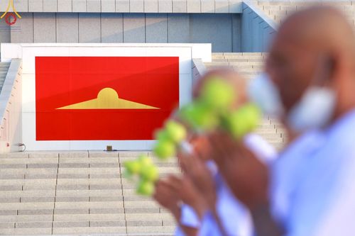 ภาพ No.101458:พิธีเวียนประทักษิณ, พิธีวันทาเจดีย์, พิธีขอขมาและมอบผ้าไตร ในโครงการอุปสมบทหมู่ รุ่นบูชาธรรมมหาปูชนียาจารย์ ณ วัดพระธรรมกาย ในวันที่ 9 ธันวาคม พ.ศ. 2566