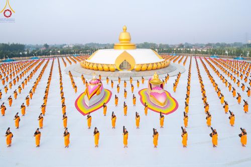 ภาพ No.198642:พระธรรมยาตราปฏิบัติธรรม และถ่ายภาพหมู่ประวัติศาสตร์ ณ อนุสรณ์สถานบางปลา วัดบางปลา อำเภอบางเลน จังหวัดนครปฐม ในโครงการธรรมยาตรา กตัญญูบูชา มหาปูชนียาจารย์ พระมงคลเทพมุนี(สด จนฺทสโร) พระผู้ปราบมาร อนุสรณ์สถาน 7 แห่ง ปีที่ 13 วันที่ 20 มกราคม พ.ศ. 2568