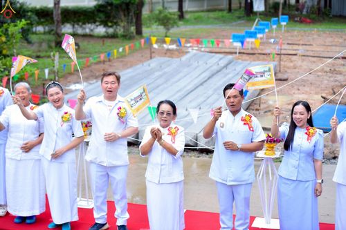 ภาพ No.249983:วันอังคารที่ 30 กันยายน พ.ศ. 2568 พิธีตอกเสามงคลต้นแรกอาคารเศรษฐีถาวร ที่พักผู้มาปฏิบัติธรรม ณ ศูนย์ปฏิบัติธรรมจันทบุรี