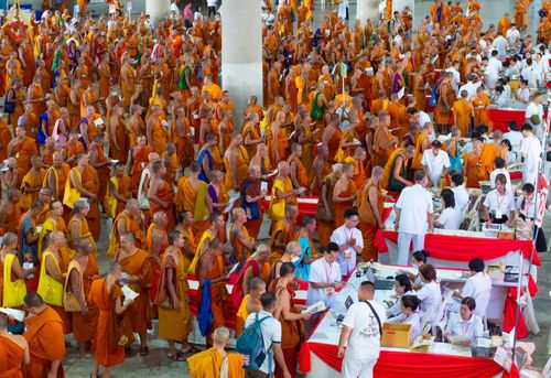 ภาพ No.219311:บรรยากาศการเดินทางเข้าวัดพระธรรมกาย , การต้อนรับปฏิสันถาร , การฉันภัตตาหารเช้า , การลงทะเบียนพระสังฆาธิการ  เนื่องในวันคุ้มครองโลก พิธีถวายมหาสังฆทานคณะสงฆ์ 40,000 กว่าวัดทั่วประเทศ ณ วัดพระธรรมกาย