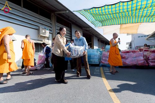 ภาพ No.273712:วันที่ 27 พฤศจิกายน พ.ศ. 2568 คณะศิษยานุศิษย์วัดพระธรรมกาย มูลนิธิธรรมกาย มอบอาหารและสิ่งของความช่วยเหลือให้พี่น้องชาวใต้ ผู้ประสบอุทกภัยน้ำท่วม
