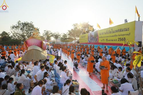 ภาพ No.195376:พิธีตักบาตรพระธรรมยาตรา ณ อนุสรณ์สถานลำดับที่ 3 สถานที่เกิดใหม่ในเพศสมณะ วัดสองพี่น้อง ต.ต้นตาล อ.สองพี่น้อง จ.สุพรรณบุรี ในโครงการธรรมยาตรา กตัญญูบูชา มหาปูชนียาจารย์ พระมงคลเทพมุนี(สด จนฺทสโร) พระผู้ปราบมาร ปีที่ 13 วันที่ 15 มกราคม พ.ศ.2568