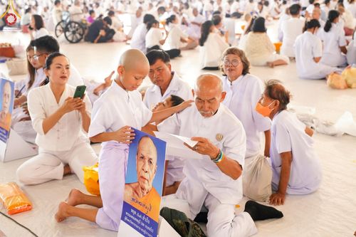 ภาพ No.133943:พิธีขอขมามอบผ้าไตร โครงการบรรพชาสามเณร ศูนย์อบรมวัดพระธรรมกาย ณ วัดพระธรรมกาย วันเสาร์ที่ 6 เมษายน พ.ศ. 2567