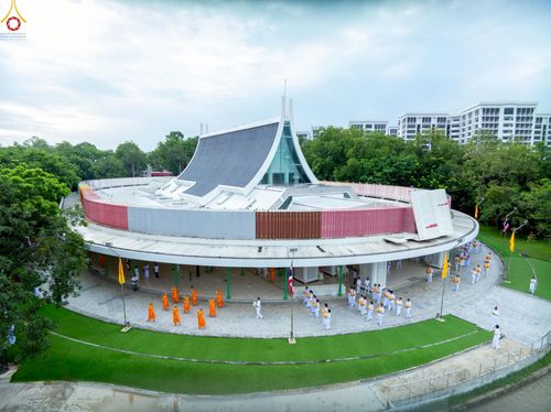 ภาพ No.227398:วันเสาร์ที่ 31 พฤษภาคม พ.ศ. 2568 พิธีเวียนประทักษิณรอบพระอุโบสถ ในพิธีอุปสมบท สามเณรเตรียม DCI รุ่นที่ 22 ณ อุโบสถพระไตรปิฎก วัดพระธรรมกาย