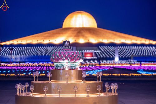 ภาพ No.150342:พิธีจุดประทีป และพิธีฉลองชัยสวดมนต์ บทธัมมจักกัปปวัตตนสูตร ครบ 6,668,272,727 จบ เนื่องในวันธรรมชัย 27 สิงหาคม พ.ศ. 2567 ณ มหารัตนวิหารคด วัดพระธรรมกาย