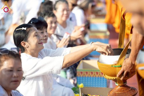 ภาพ No.250576:วันพุธที่ 8 ตุลาคม พ.ศ. 2568 พิธีตักบาตรเทโวโรหณะ ณ ลานธรรมปทุมรัตน์ธรรมเจดีย์ พุทธอุทยานนานาชาติ อ.โพนพิสัย จ.หนองคาย