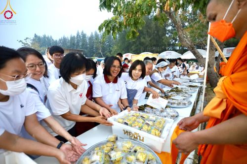 ภาพ No.111885:พิธีถวายภัตตาหารเป็นสังฆทาน แด่คณะพระธรรมยาตราฯ ในโครงการธรรมยาตรา กตัญญูบูชา มหาปูชนียาจารย์ พระมงคลเทพมุนี(สด จนฺทสโร) พระผู้ปราบมาร อนุสรณ์สถาน 7 แห่ง ปีที่ 12 วันที่ 14 มกราคม พ.ศ. 2567 ณ อนุสรณ์สถานมหาวิหารพระมงคลเทพมุนี  (โลตัสแลนด์) อ.สองพี่น้อง จ