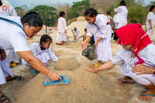 ภาพ No.140370:Photo Story มหัศจรรย์วัดดงดินแดง  EP.8  ภาพการเตรียมงาน การปฎิบัติงาน ของเหล่าผู้ทุ่มเทและเสียสละ เพื่อความสำเร็จของความมหัศจรรย์ ณ วัดดงดินแดง ต.ม่อนจอง อ.อมก๋อย จ.เชียงใหม่ วันที่ 1-7 เมษายน พ.ศ. 2567