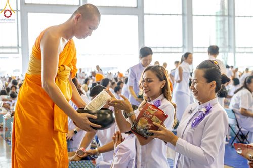 ภาพ No.167528:พิธีตักบาตรและพิธีบูชาข้าวพระ ในวันอาทิตย์ที่ 3 พฤศจิกายน พ.ศ. 2567 ณ วัดพระธรรมกาย