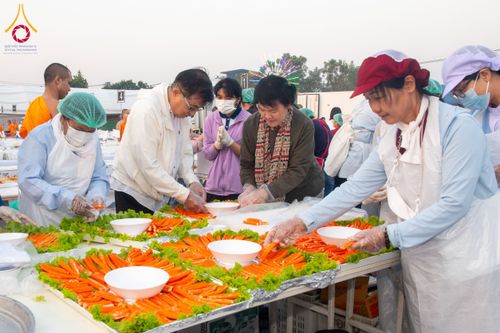 ภาพ No.191061:พิธีถวายภัตตาหารเป็นสังฆทาน แด่พระธรรมยาตรา ณ อนุสรณ์สถานคลองบางนางแท่น อ.สามพราน จ.นครปฐม ในโครงการธรรมยาตรา กตัญญูบูชา มหาปูชนียาจารย์ พระมงคลเทพมุนี(สด จนฺทสโร) พระผู้ปราบมาร อนุสรณ์สถาน 7 แห่ง ปีที่ 13 วันที่ 8 มกราคม พ.ศ. 2568