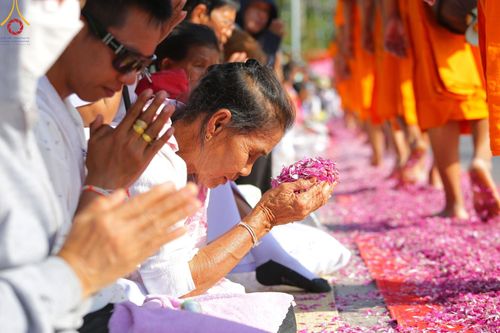 ภาพ No.193294:พิธีต้อนรับพระธรรมยาตรา ณ อนุสรณ์สถาน สถานที่เกิดในเพศสมณะ วัดสองพี่น้อง อำเภอสองพี่น้อง จังหวัดสุพรรณบุรี ในโครงการธรรมยาตรา กตัญญูบูชา มหาปูชนียาจารย์ พระมงคลเทพมุนี(สด จนฺทสโร) พระผู้ปราบมาร อนุสรณ์สถาน 7 แห่ง ปีที่ 13 วันที่ 11 มกราคม พ.ศ. 2568