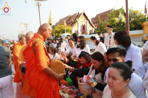 ภาพ No.208689:ตักบาตรพระ 1,743 รูป ครบรอบ 743 ปี นครน่าน ถวายเป็นพุทธบูชา น้อมบุญกุศลอุทิศให้บรรพบุรุษ วันอาทิตย์ ที่ 16 กุมภาพันธ์ พ.ศ. 2568 ณ ถนนคนเดินข่วงเมืองน่าน ต.ในเวียง อ.เมือง จ.น่าน