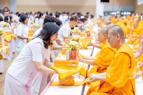 ภาพ No.239604:วันอาทิตย์ที่ 17 สิงหาคม พ.ศ. 2568 พิธีถวายคิลานเภสัช และอุปกรณ์ทางการแพทย์ แด่คณะสงฆ์ เนื่องในวันธรรมชัย ณ ห้องแก้วสารพัดนึก 2 สภาธรรมกายสากล วัดพระธรรมกาย