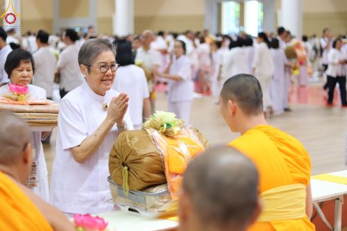 ภาพ No.180849:พิธีถวายภัตตาหารเมนูสวรรค์ และพิธีถวายอุปกรณ์กันหนาว แด่คณะพระภิกษุสามเณรวัดพระธรรมกาย วันอาทิตย์ที่ 8 ธันวาคม พ.ศ.2567 ณ สภาธรรมกายสากล วัดพระธรรมกาย