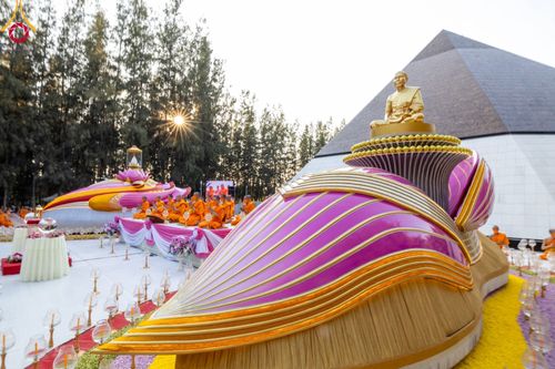 ภาพ No.107153:พิธีจุดประทีปถวายเป็นพุทธบูชา และบูชาธรรมมหาปูชนียาจารย์ ในโครงการธรรมยาตรากตัญญูบูชา มหาปูชนียาจารย์ พระมงคลเทพมุนี(สด จนฺทสโร) พระผู้ปราบมาร  อนุสรณ์สถาน 7 แห่ง ปีที่ 12  วันที่ 6 มกราคม พ.ศ. 2567 ณ อนุสรณ์สถานมหาวิหารพระมงคลเทพมุนี อ.สองพี่น้อง จ.สุพร