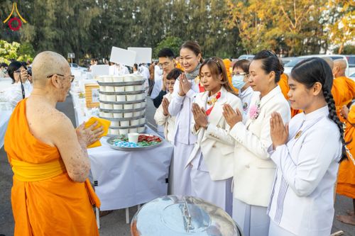ภาพ No.194445:พิธีถวายภัตตาหารเป็นสังฆทาน แด่พระธรรมยาตรา ณ อนุสรณ์สถานมหาวิหารพระมงคลเทพมุนี (โลตัสแลนด์) อ.สองพี่น้อง จ.สุพรรณบุรี ในโครงการธรรมยาตรา กตัญญูบูชา มหาปูชนียาจารย์ พระมงคลเทพมุนี(สด จนฺทสโร) พระผู้ปราบมาร ปีที่ 13 วันที่ 13 มกราคม พ.ศ.2568