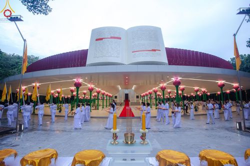 ภาพ No.156700:พิธีบรรพชาอุปสมบท ธรรมทายาท โครงการอุปสมบทหมู่บูชาธรรมครบรอบ 107 ปี วันครูผู้ค้นพบวิชชาธรรมกาย ณ โบสถ์พระไตรปิฏก วัดพระธรรมกาย วันเสาร์ที่ 14 กันยายน พ.ศ. 2567