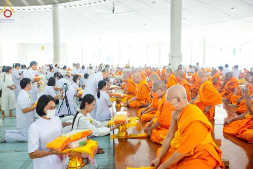 ภาพ No.115579:พิธีเจริญพระพุทธมนต์ และถวายภัตตาหาร ในวาระครบ 115 ปี วันคล้ายวันเกิด คุณยายอาจารย์ มหารัตนอุบาสิกาจันทน์ ขนนกยูง (ผู้ให้กำเนิดวัดพระธรรมกาย) วันศุกร์ที่ 19 มกราคม พ.ศ. 2567 ณ หอฉันคุณยายอาจารย์ วัดพระธรรมกาย