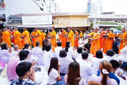 ภาพ No.85934:ตักบาตรพระนานาชาติ 10,000 รูป ใจกลางนครหาดใหญ่ จ.สงขลา วันอาทิตย์ที่ 20 สิงหาคม พ.ศ. 2566